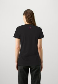 Guess SS CN  TRIANGLE - Marškinėliai su spaudiniu - schwarz