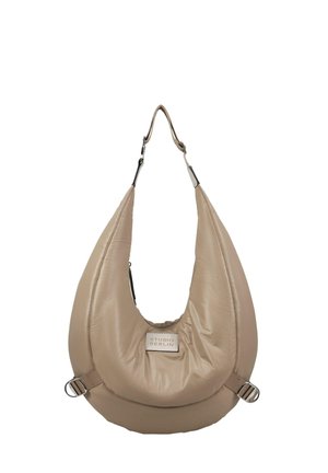 Beige gepolsterte Hobo-Tasche mit einer glatten, glänzenden Textur. Verfügt über einen einzelnen Tragegurt und ein Etikett mit der Aufschrift "STUDIO BERLIN". Einstellbare Metallbeschläge.