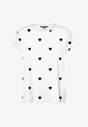 Biały t-shirt z krótkim rękawem w czarny wzór serca, z okrągłym dekoltem i lekko podwiniętymi mankietami.