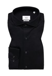 Zwarte slim-fit shirt gemaakt van een gladde stof, met een klassieke kraag, opgerolde mouwen en een knoopsluiting aan de voorkant met donkere knopen.