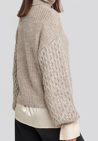 NA-KD Sweter