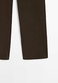 Pantaloni marroni scuri realizzati in tessuto testurizzato, con gamba dritta, cuciture visibili e un design semplice senza decorazioni.