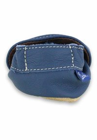 Blauwe leren schoen met een zachte, gestructureerde oppervlakte, voorzien van witte stiksels en een tan suède zool. Rond gevormd met een comfortabele pasvorm.