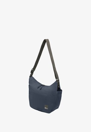 Marineblaue Schultertasche aus strapazierfähigem Stoff mit glatter Oberfläche. Verfügt über einen Reißverschluss oben, einen verstellbaren Riemen und ein Logoetikett auf der Vorderseite.