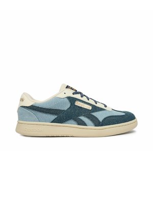 Low-Top Reebok-Sneaker mit hellen und dunklen blauen Denim-Paneelen, off-whitefarbener Sohle und Schnürsenkeln sowie goldfarbenem Reebok-Logo an der Seite und Ferse.