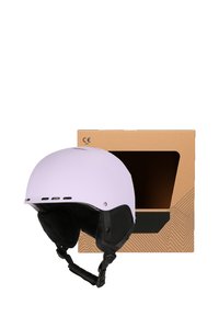 Lyse lilla hjelm med mat overflade, polstret indre, justerbar hages rem og ventilationsåbninger, ved siden af en brun papkasse med en udskæring.