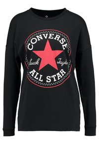Schwarzes Langarmshirt mit großem rotem Stern und weißem "Converse All Star Chuck Taylor"-Logo auf der Vorderseite.