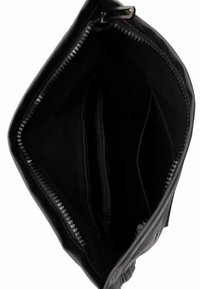 Sac en cuir noir avec fermeture éclair, comportant une poche intérieure, un compartiment zippé long et une doublure lisse et texturée.