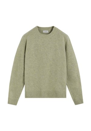 Pull en laine vert olive clair à manches longues, avec poignets, ourlet et col côtelés, étalé à plat sur un fond blanc.