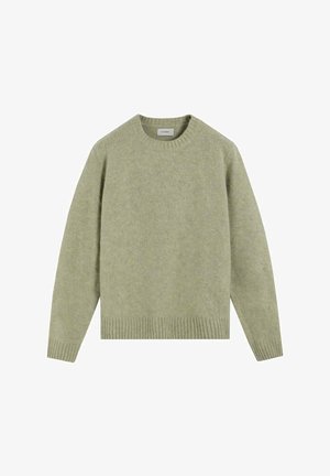 Pull en laine vert olive clair à manches longues, avec poignets, ourlet et col côtelés, étalé à plat sur un fond blanc.