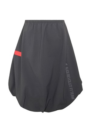 Czarna spódnica balonowa z elastycznym pasem, czerwona ukośna linia po lewej stronie oraz napis "Audi Revolut Fit Team" po prawej stronie.