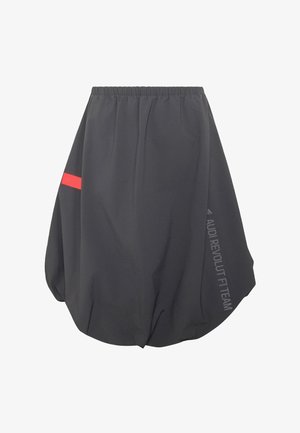 Czarna spódnica balonowa z elastycznym pasem, czerwona ukośna linia po lewej stronie oraz napis "Audi Revolut Fit Team" po prawej stronie.