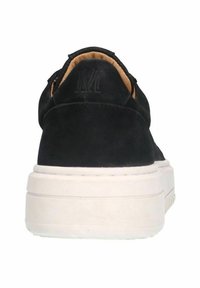 Schwarze Wildledersneaker mit einer weißen Plateausohle, ausgestattet mit einem weichen Innenfutter und einem geprägten Logo-Detail an der Ferse.