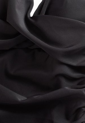 Schwarzer, transparenter Stoff präsentiert sich in sanften Falten, zeigt eine glatte Textur mit einem subtilen Glanz und einem leichten Erscheinungsbild.