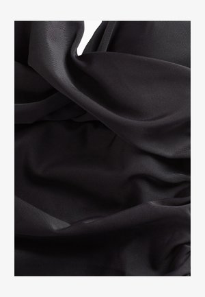 Schwarzer, transparenter Stoff präsentiert sich in sanften Falten, zeigt eine glatte Textur mit einem subtilen Glanz und einem leichten Erscheinungsbild.