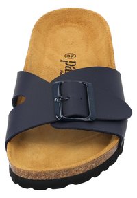 Infradito blu navy con una larga fascia e fibbia regolabile, dotati di un plantare marrone strutturato e suola in gomma nera.