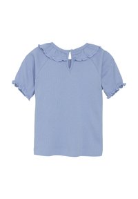 Jasnoniebieska bluzka z krótkim rękawem o prążkowanej fakturze, z falbaniastym dekoltem i brzegami rękawów oraz z otworem w kształcie dziurki z tyłu.