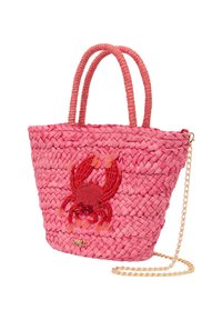 Vävt pink färgad tote bag med flätade handtag och guldkedja. Har en röd krabba som dekoration och en texturerad yta.