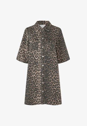 Kratka denimska haljina s leopard uzorkom, kratkim rukavima, zatvaranjem na gumbe, dva džepa na grudima i klasičnom ovratniku u nijansama smeđe i crne boje.