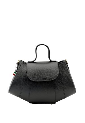 Sac à main en cuir noir avec poignée supérieure, fermeture à rabat et une petite étiquette avec drapeau italien sur le côté gauche sur fond blanc.