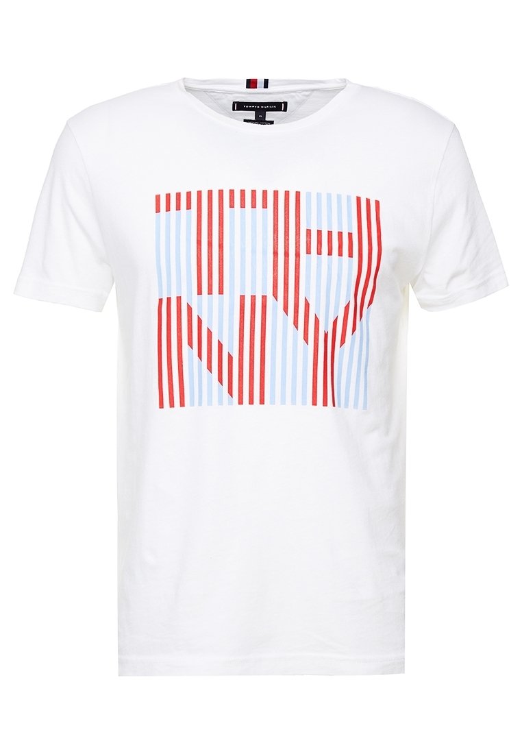 Camiseta blanca de algodón con un diseño gráfico de rayas verticales rojas y azules formando las letras "NY" en el centro.