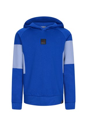 Niebieska bluza z kapturem z kontrastującymi jasnoniebieskimi panelami na ramionach, ściągaczami przy mankietach i u dołu, oraz małą czarną naszywką z logo z przodu.