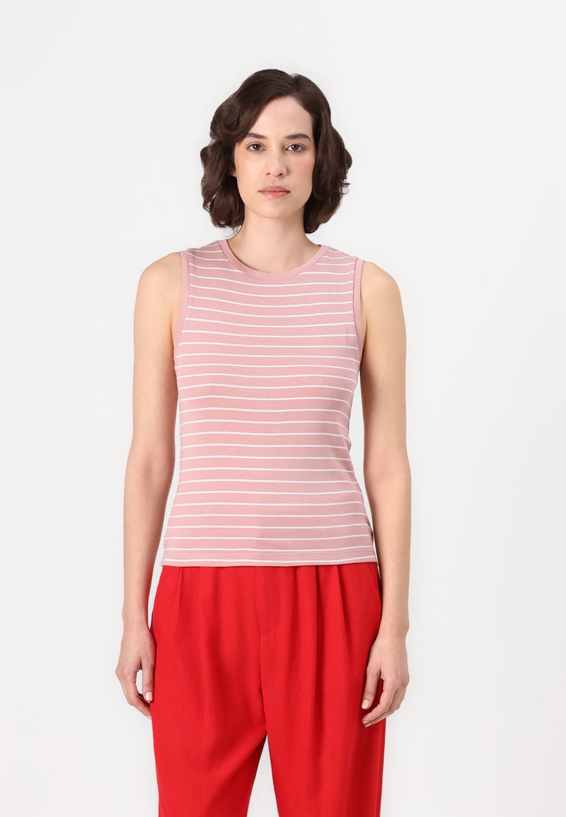 Top senza maniche di colore rosa chiaro con righe orizzontali bianche, realizzato in un tessuto liscio. Abbinato a pantaloni rossi a vita alta, modello di fronte.