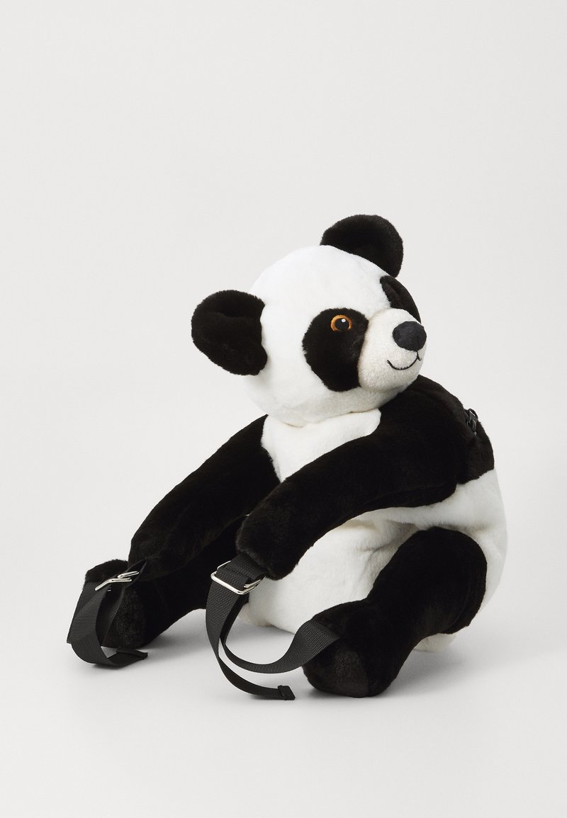 Zaino panda in peluche bianco e nero con forma arrotondata. Presenta un tessuto morbido, spallacci neri e un viso espressivo con un sorriso.
