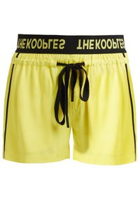Pantaloni sportivi gialli realizzati in materiale leggero, dotati di una fascia elastica nera in vita con logo, cordoncino e strisce nere laterali.