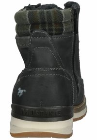 Bottes noires en cuir jusqu'à la cheville avec un col à carreaux verts et marron matelassé, fermeture éclair latérale et semelle en caoutchouc avec un logo sur le talon.