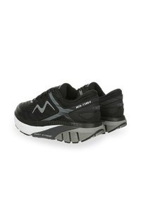 Scarpe sportive nere con tomaia in mesh, accenti grigi, imbottitura spessa, design angolare e suola testurizzata etichettata "PIVOT STRIKE."