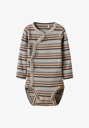Gestreifter Langarm-Body in Beige-, Braun- und Blautönen. Verfügt über ein Wickeldesign mit Druckknöpfen an der Front und den Beinöffnungen.