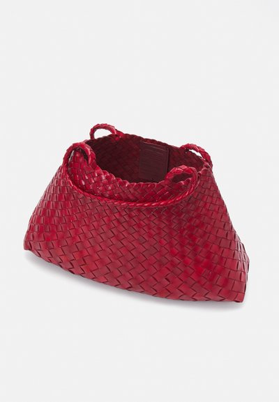 Piros, szőtt bőr táska háromszög alakú, kettős fogantyúkkal, texturált felülettel és nyitott tetejű kivitelezéssel.