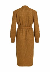 Cardigan tricoté en brun moutarde, avec un motif texturé, des manches longues, une ceinture à la taille et une longueur sous le genou.