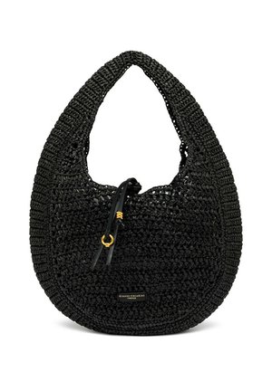 Sac à main tissé noir à forme arrondie, avec une bandoulière simple, un lien en cuir avec anneau doré, et une petite étiquette avec le nom de la marque à l'avant.