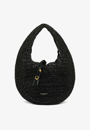 Sac à main tissé noir à forme arrondie, avec une bandoulière simple, un lien en cuir avec anneau doré, et une petite étiquette avec le nom de la marque à l'avant.