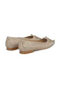 Ballerine in suede beige con design perforato testurizzato, punta arrotondata, dettaglio fiocco piccolo e tacco in legno basso.