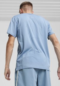 Puma RUN CLOUDSPUN TEE - Sportiniai marškinėliai trumpomis rankovėmis - zen blue