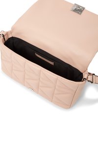 Borsa a tracolla in pelle trapuntata rosa con chiusura in argento. L'interno presenta una fodera nera e una piccola tasca per l'organizzazione.