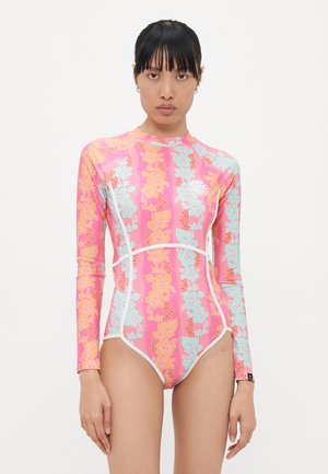 Langermet rosa badedrakt med turkise og oransje blomstermønstre. Hvite detaljer langs sømmene. Glatt, elastisk stoffdesign.