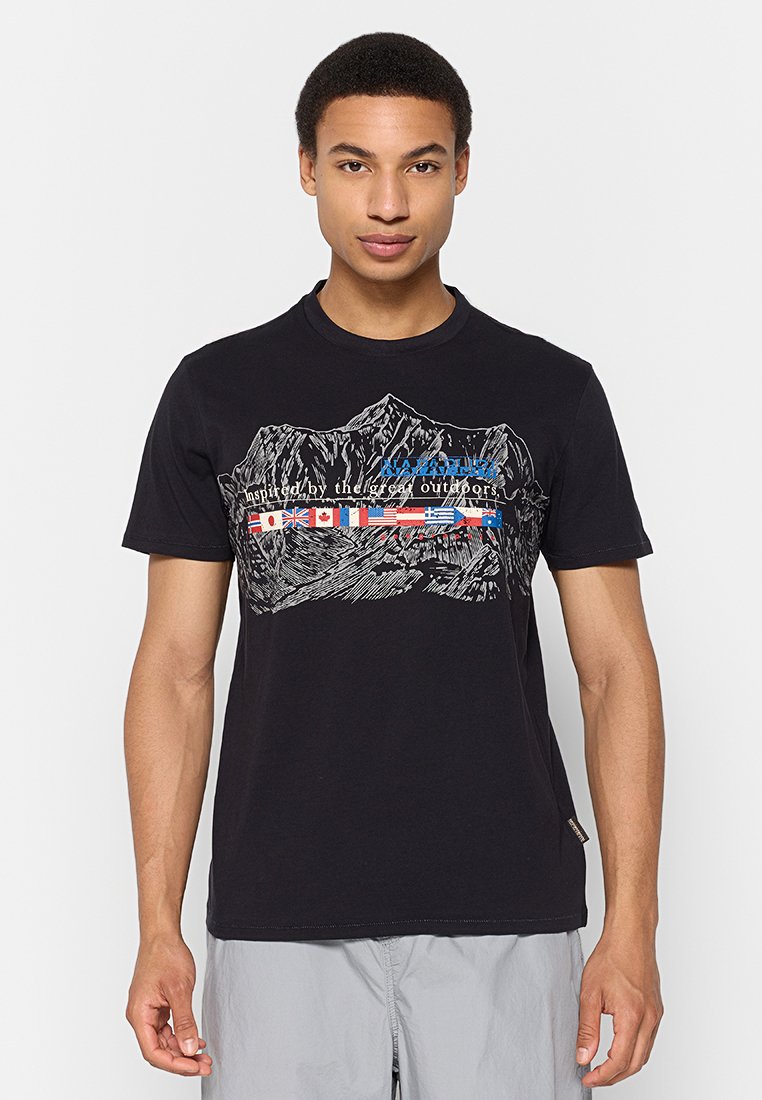 Czarna bawełniana koszulka z grafiką gór z kolorowymi flagami i tekstem, okrągły dekolt, krótkie rękawy i regularny krój.