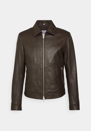 Veste en cuir marron foncé avec fermeture éclair à l'avant, deux poches latérales zippées, manches longues et col classique sur un fond clair uni.