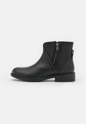Bota de tobillo de cuero negro con cremallera lateral, tacón bajo y punta redondeada, vista de perfil sobre un fondo blanco liso.