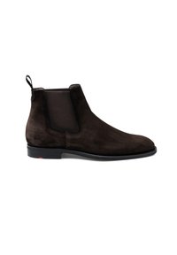 Bottines Chelsea en daim marron avec panneaux latéraux élastiques, bout rond et petite languette à l'arrière ; semelle noire avec un accent rouge.