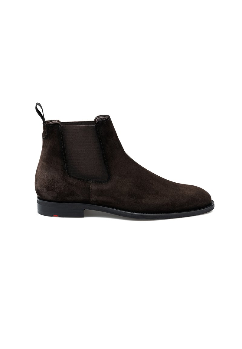 Bottines Chelsea en daim marron avec panneaux latéraux élastiques, bout rond et petite languette à l'arrière ; semelle noire avec un accent rouge.