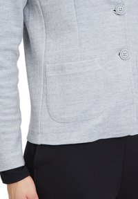 Cartoon MIT REVERSKRAGEN - Blazer - grau weiß