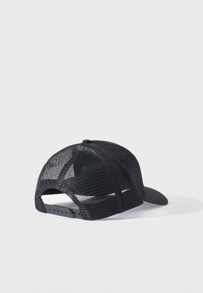 Черна бейзболна шапка с мрежест материал и регулируема закопчалка тип snapback, показана отзад на бял фон.