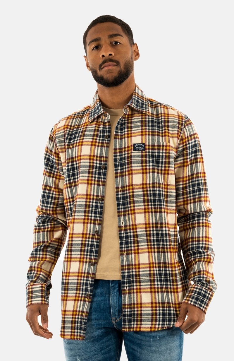 Camisa de franela de cuadros en colores naranja, marino y crema; estilo de botones; bolsillo en el pecho; mangas largas; hecha de material suave.