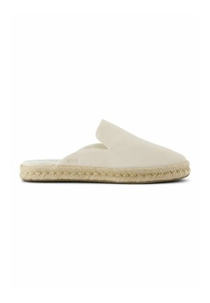 Beige suède instapschoenen met een open hiel, voorzien van een juten touwzool en een minimalistisch ontwerp. TOMS-logo is aan de zijkant ingegraveerd.