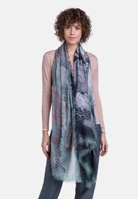 Sciarpa leggera in tonalità verde-blu con motivi astratti e bordi frangiati, realizzata in un tessuto morbido e texture, di forma rettangolare.